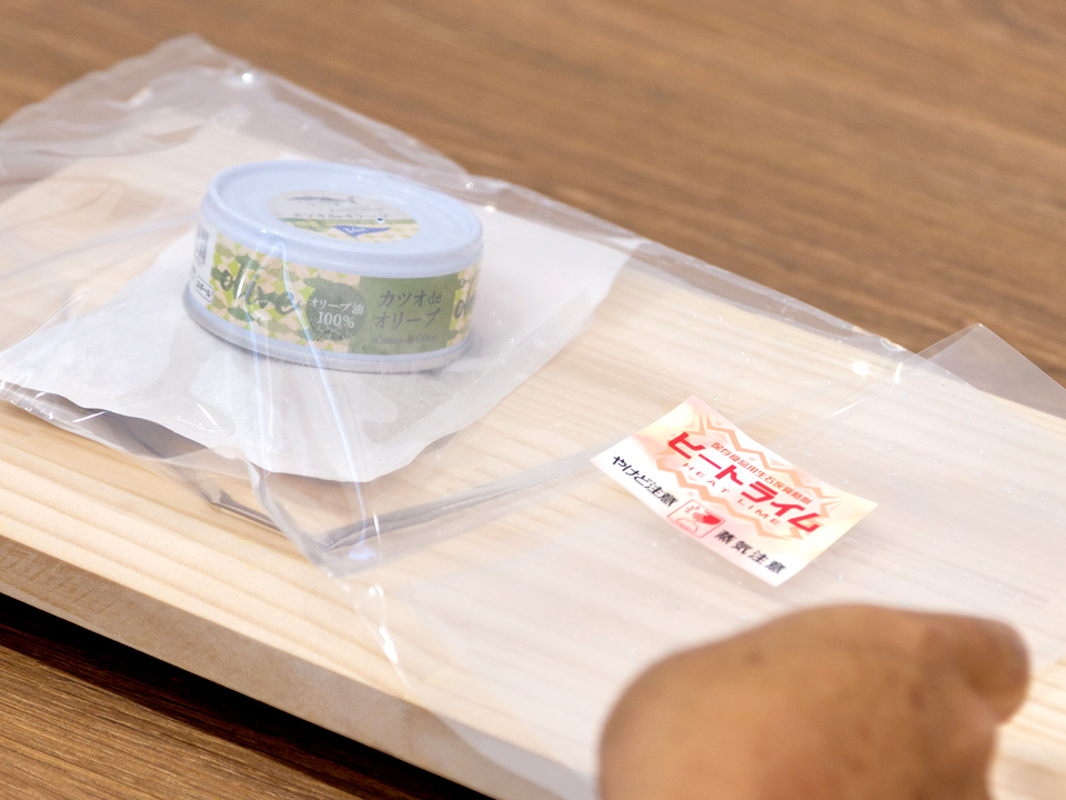 発熱剤の上に食品を置き、加熱袋にフタをする